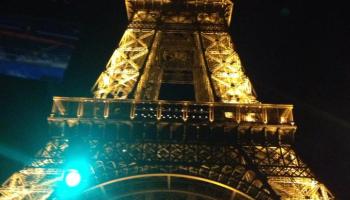 Bajo la luz de Eiffel.