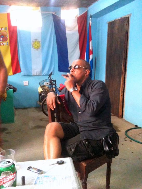 Tony Cantero Suárez con tabaco en Cuba